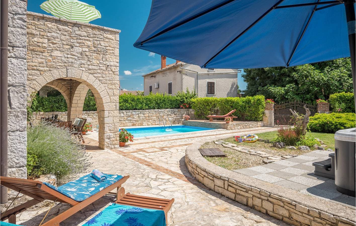Foto 7 von 44: Moderne 2-Zimmer-Wohnung mit Pool und Terrasse, 2,5 km von der Küste entfernt