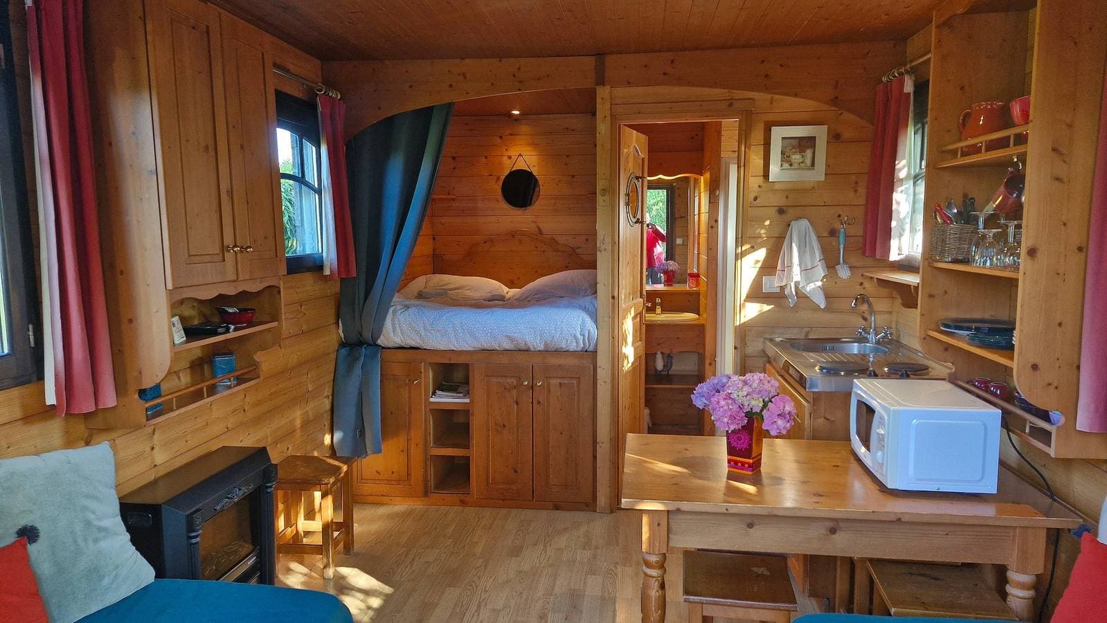 Foto 6 von 25: Bohème-Gîte im Zirkuswagen für 2–4 Personen nahe Honfleur mit Pool