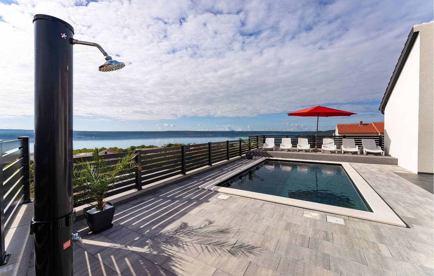 Foto 12 von 37: Urlaub am Meer: Modernes Apartment mit Pool, Terrasse und atemberaubender Aussicht