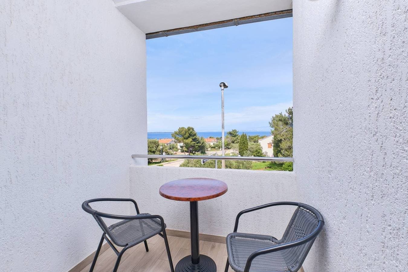 Foto 4 von 12: Das Apartment Billy 1 im ersten Stock bietet Platz für 3 Personen.Es verfügt über ein Schlafzimmer, ein Wohnzimmer, eine Küche, ein Badezimmer mit Dusche und einen Balkon mit Blick auf das Meer.
