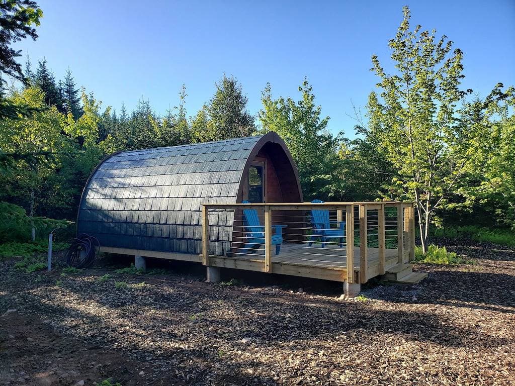 Foto 4 von 6: Puffin Pod Hike-In Sleeping Pod at Sally's Brook Off-Grid Luxury Cabins