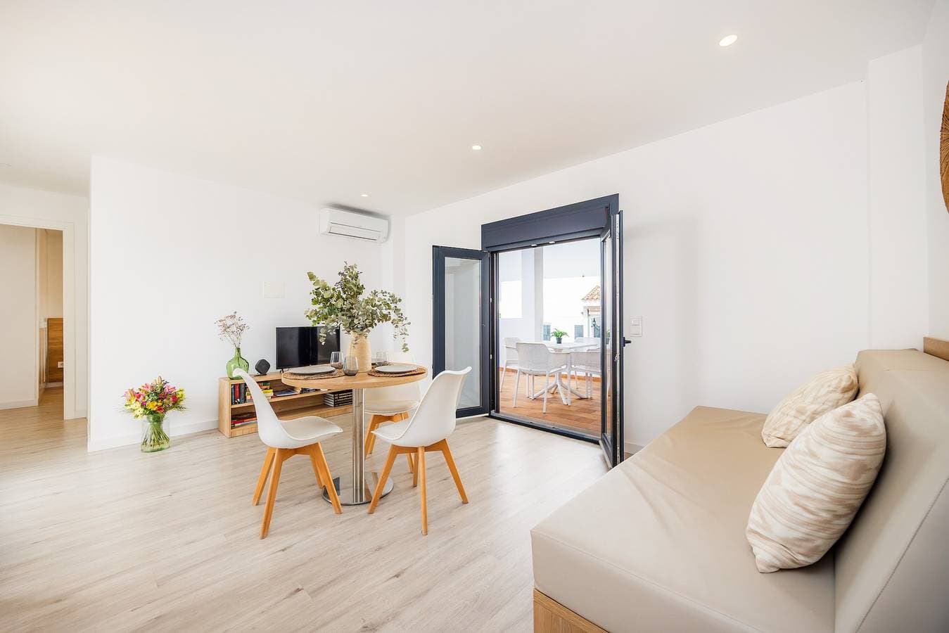 Foto 5 von 28: Ferienwohnung 'White Suites' mit Gemeinschaftspool, WLAN und Klimaanlage