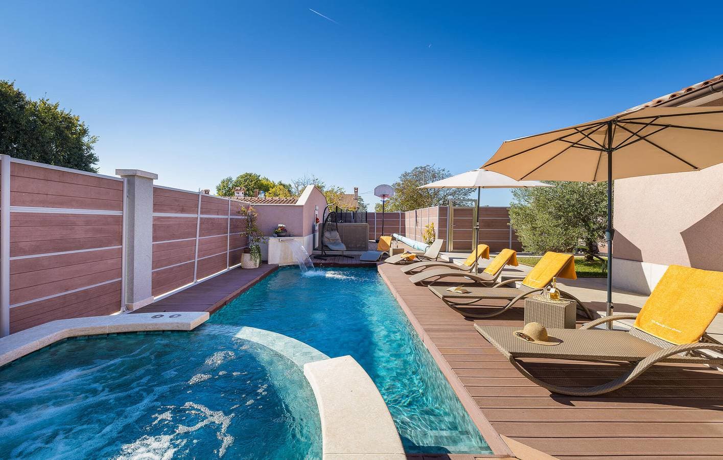Foto 11 von 50: Geräumige 125 m² große Wohnung mit Pool, WLAN und Parkplatz