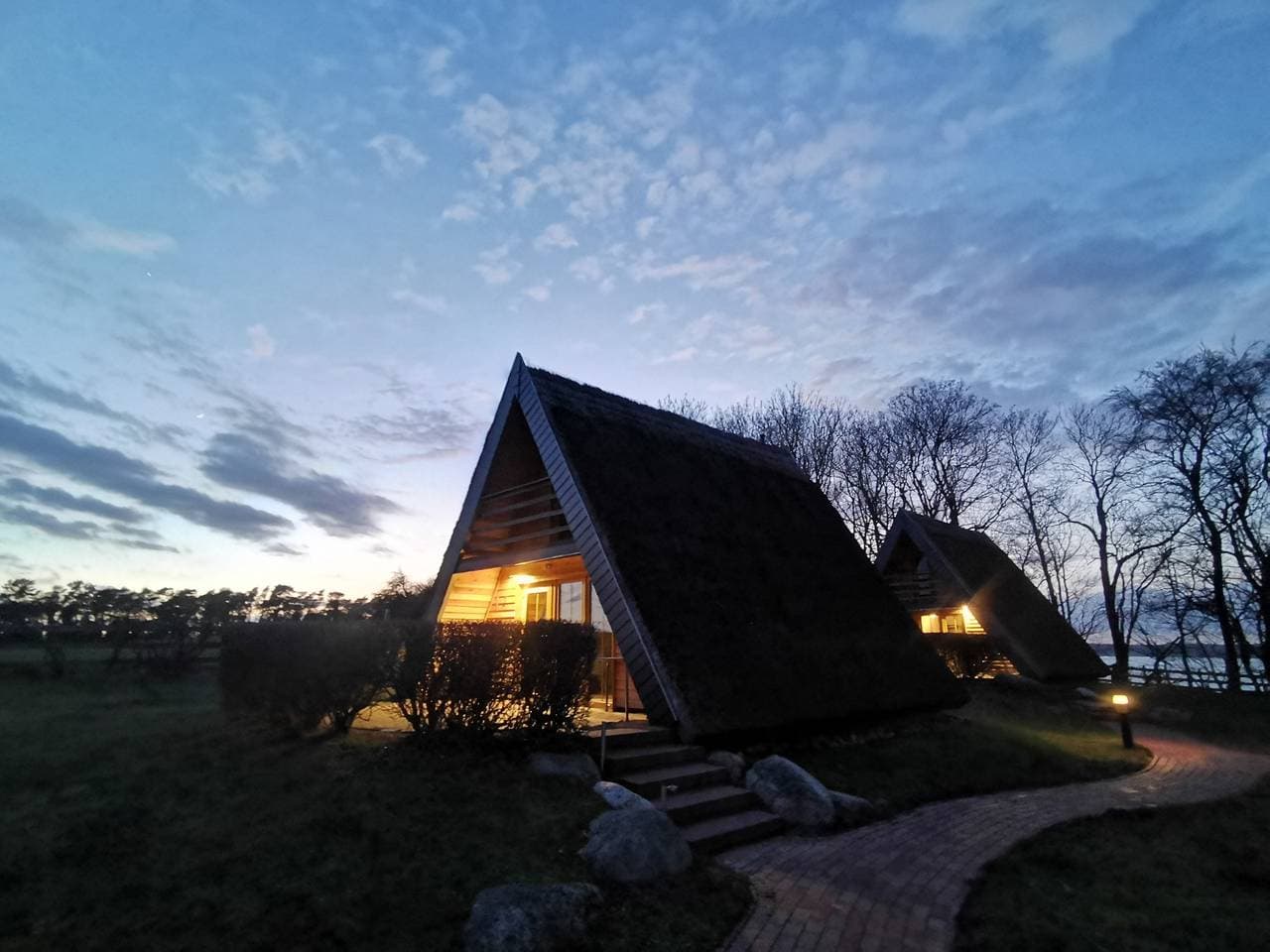 Foto 7 von 20: Reetdach Ferienhäuser Rügen - Haus 2 (53qm mit Schlafzimmer mit 4 Schlafplätzen, offener Wohnbereich mit Küche und Meerblick -max 4 Personen)