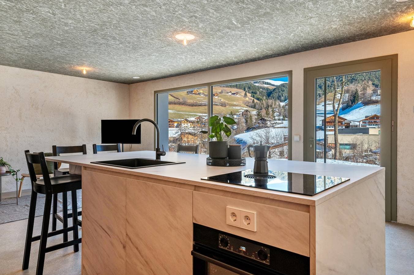 Foto 13 von 28: Ferienwohnung 'Lena Dolomites Gartensuite' mit Bergblick, privater Terrasse und WLAN