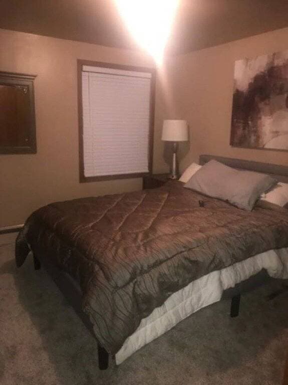 Foto 11 von 14: Full House on secluded road, 4 bed 2 bath, fully furnished basement w/bar + beds