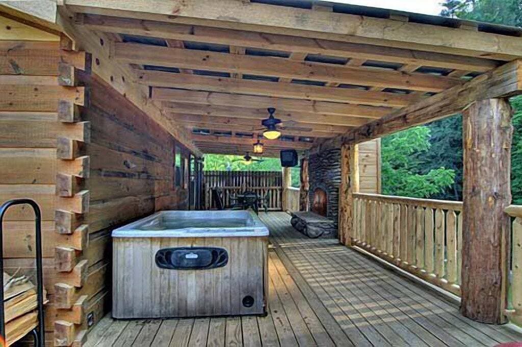 Foto 2 von 16: Cozy Creek: Cozy Cabin with Large Deck Overlooking Mountain Stream
