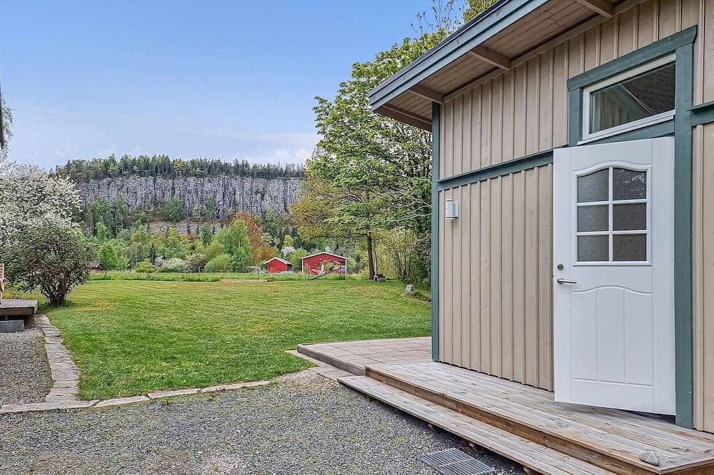 Nice home in Vänersnäs with house a mountain view 1