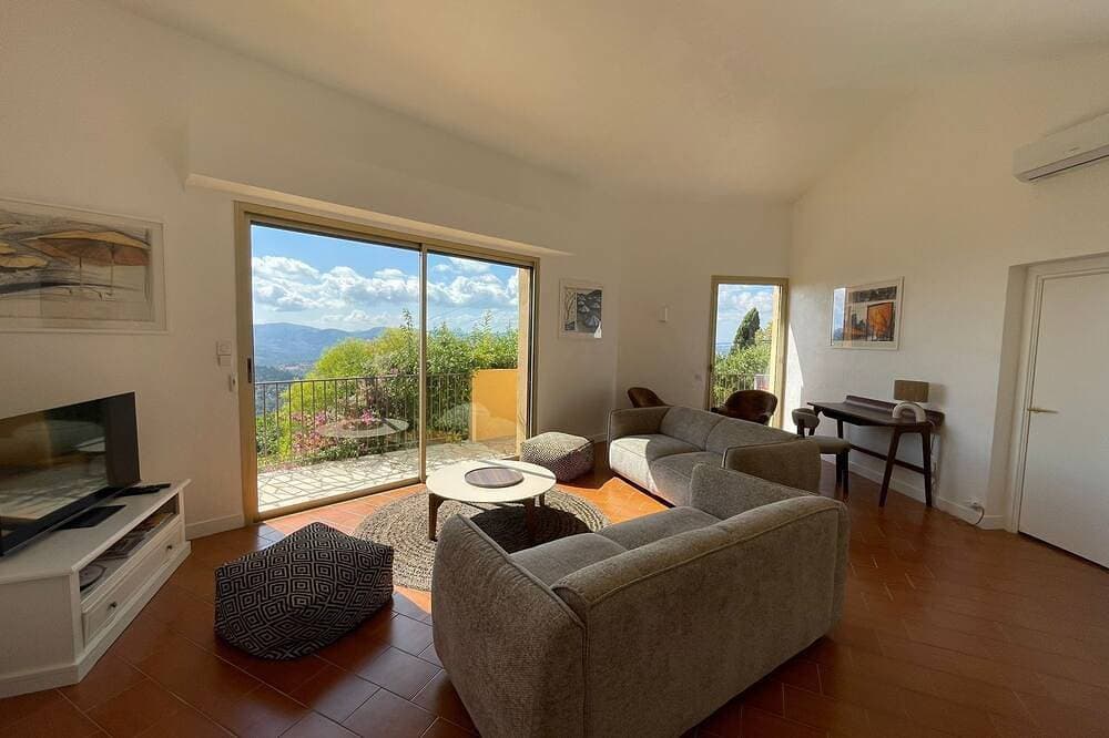 Foto 6 von 30: Villa Sleeps 10, 4 Bedrooms, with Pool and Sea and Mountain View