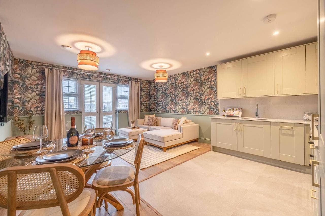 Escape in Style to Windsor with Free Parking - By Tempstay 1