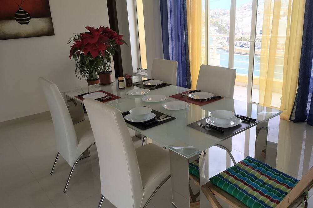 Foto 6 von 30: Modern, well equipped 2 bedroom penthouse, terrace with stunning harbour view.