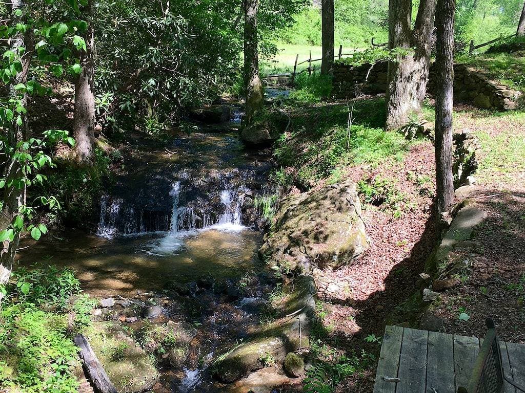 Foto 5 von 28: Rotes kleines Haus in den Bergen - Wasserfall, Whirlpool und herrliche Aussicht auf den Bauernhof
