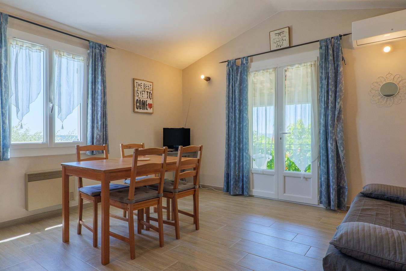 Foto 3 von 32: Ferienhaus „Le Murier - La Fontinelle“ mit Bergblick, Gemeinschaftspool, Klimaanlage