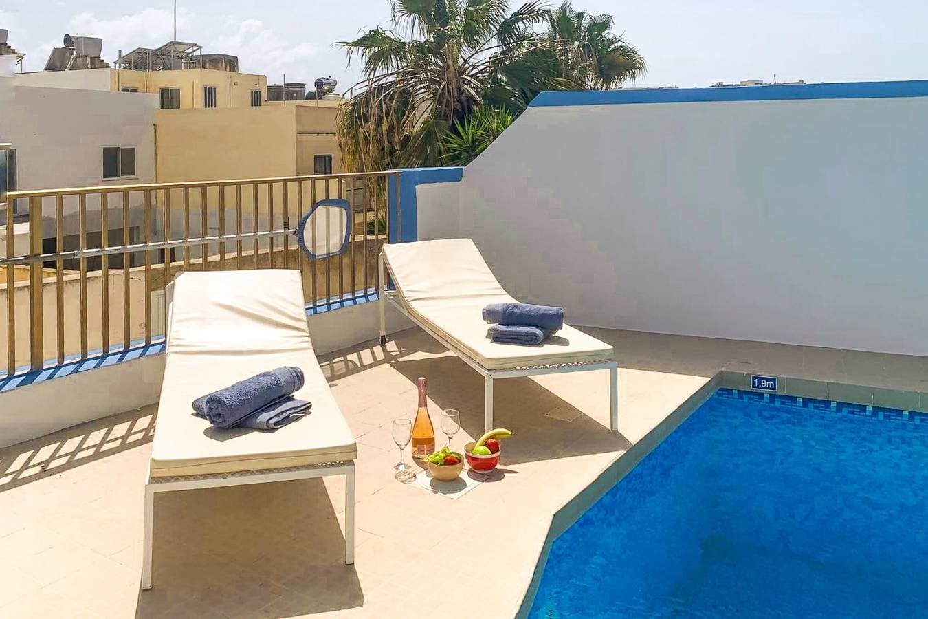 Foto 8 von 24: Sunny pool and terrace - Merill nb6