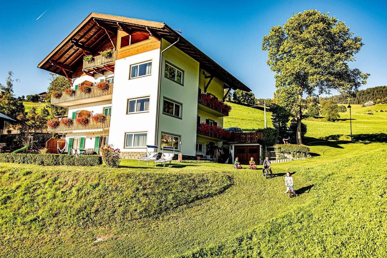 Foto 9 von 30: Apartment "Haus Lohengrin - Ferienwohnung 5" mit Bergblick, WLAN, Balkon und Garten
