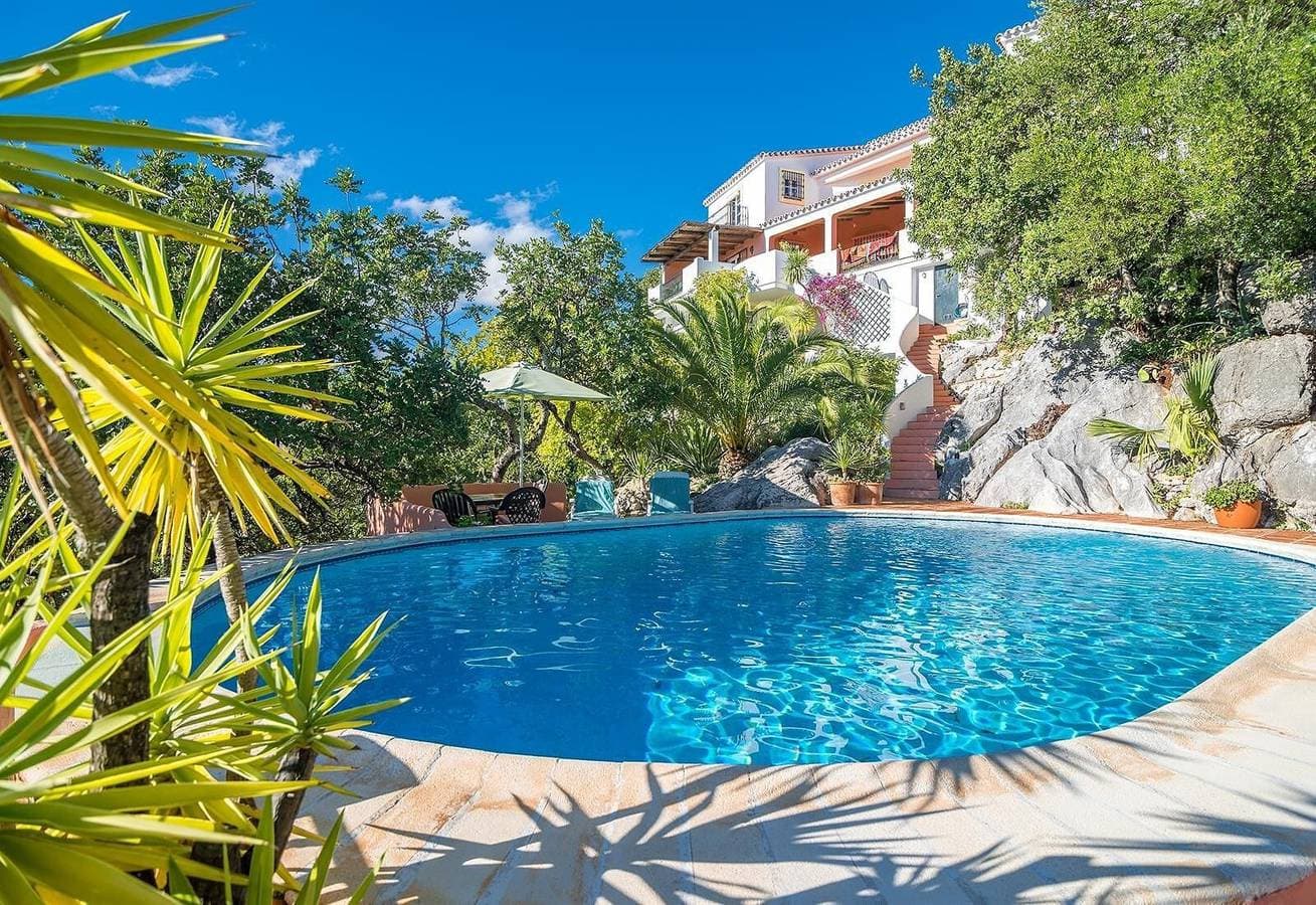 Foto 4 von 27: Traumhafte private Villa am Rande von Gaucin mit Infinity-Pool, Bergblick und exotischem Garten