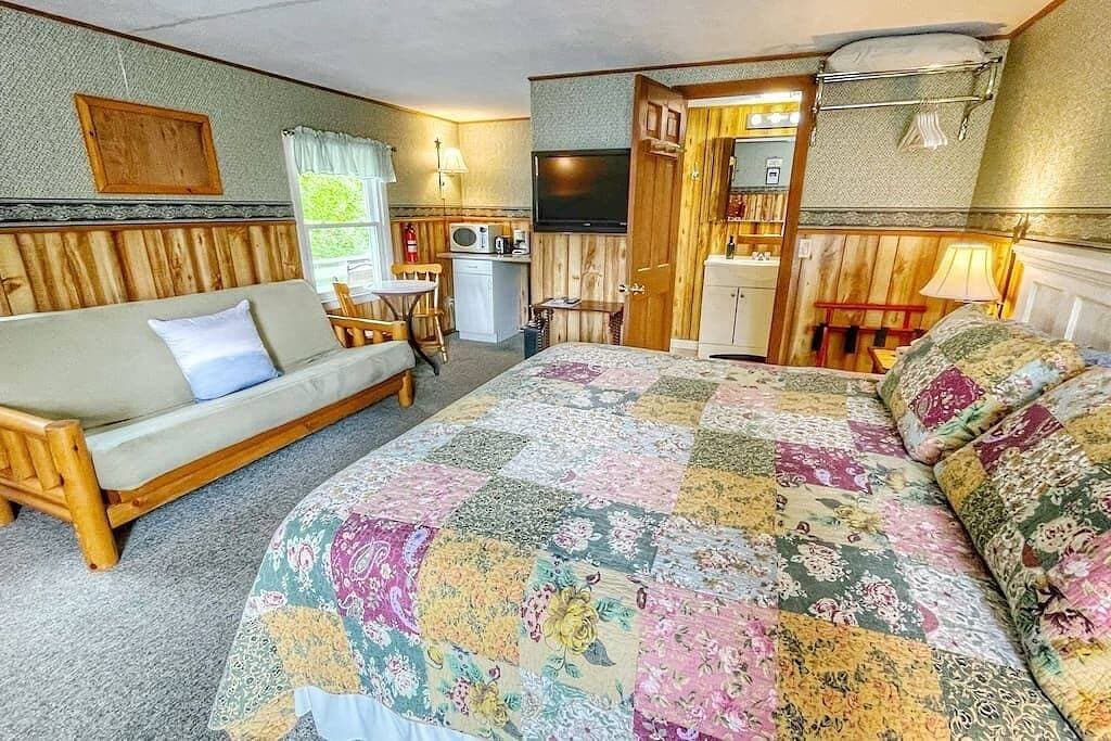 Foto 6 von 28: 18 Acadia Lodge King Bed AC Open Hearth Inn