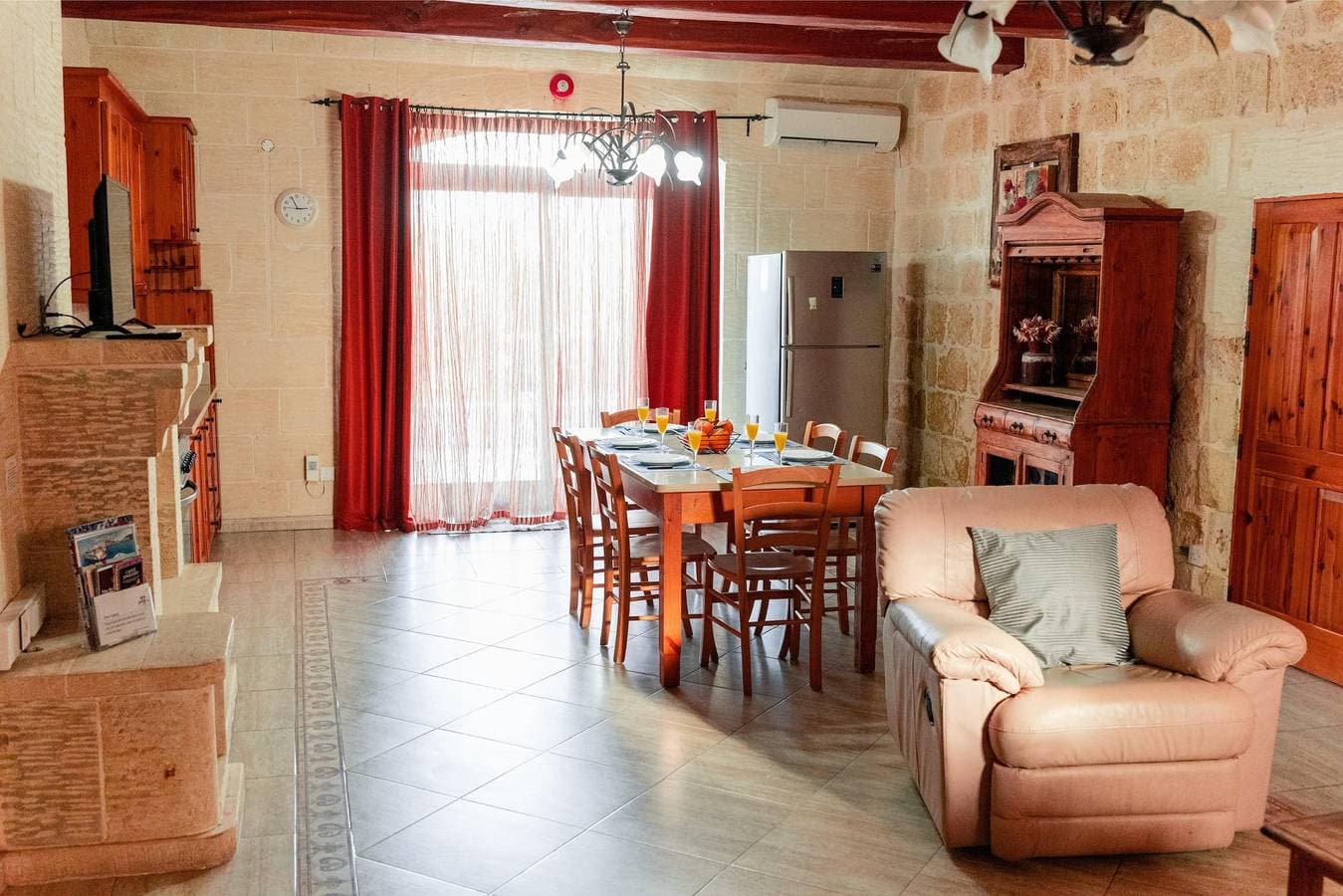 Foto 10 von 30: Villa Savona Sleeps 7 with Private Pool