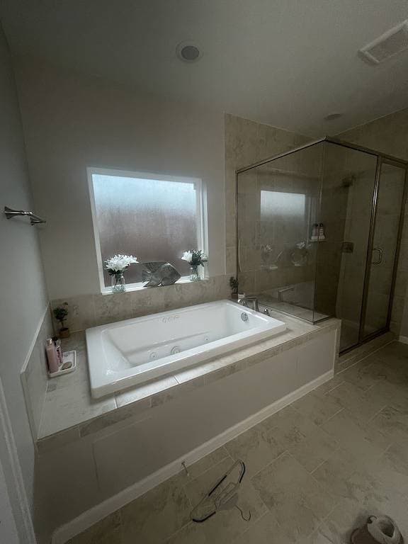 Foto 7 von 15: Beautiful and spacious home off Main Street!