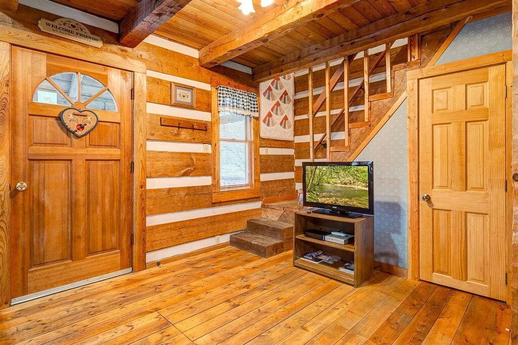 Foto 8 von 45: Vor Liebe platzende Herzen (Romantic Creekside Retreat)