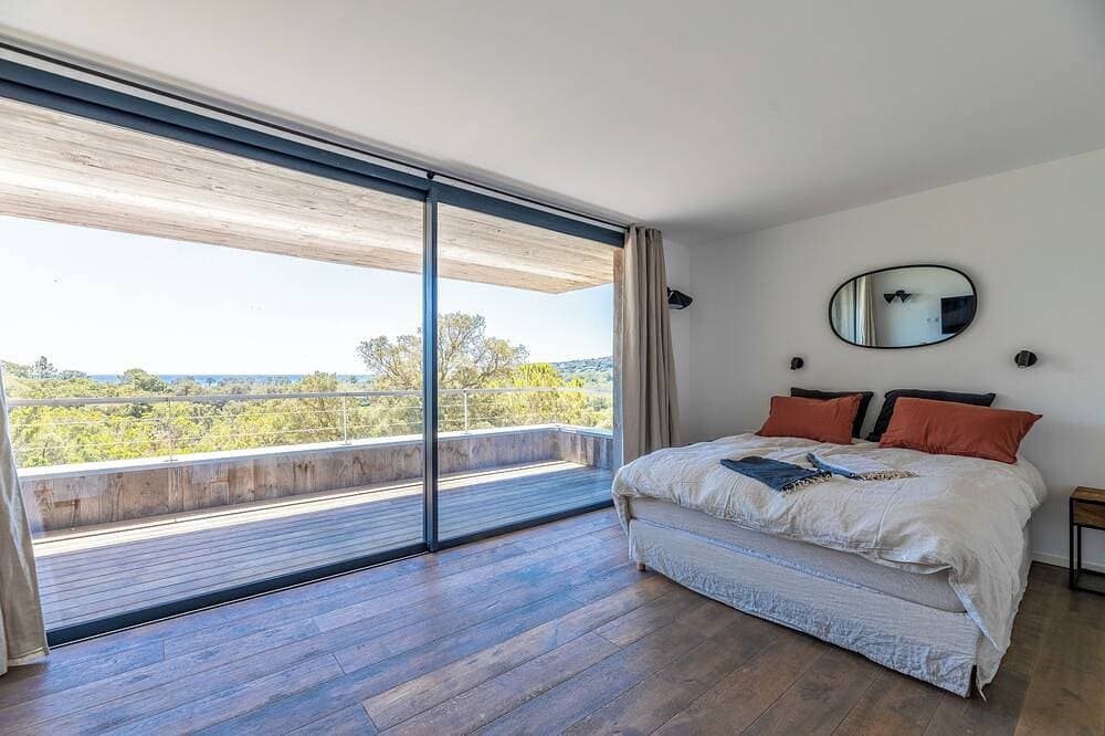 Foto 12 von 30: Architektenvilla mit Pool, Meerblick & Terrasse, 400 m vom Strand