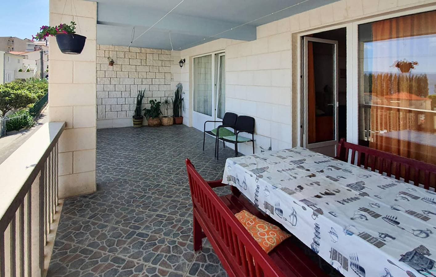 Foto 5 von 21: Charmante Unterkunft, 2 km vom Strand entfernt: 90 m² große Wohnung mit Pool und Terrasse