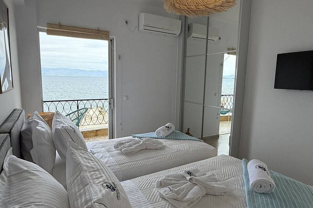 Foto 6 von 30: Newly renovated luxury apartment on the beach with large sea front patio