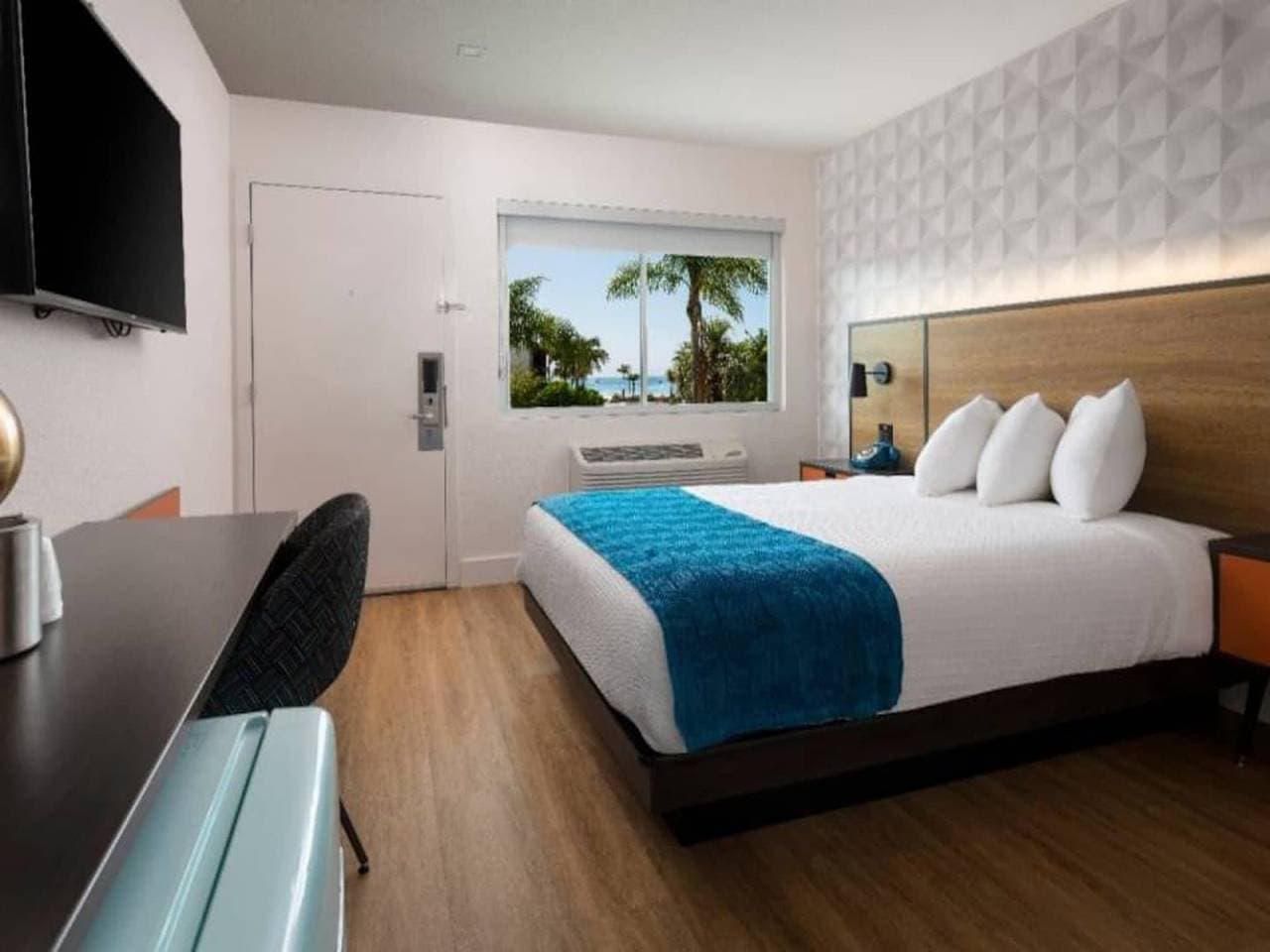 Foto 7 von 32: 1 Queensize-Bett | Neue Einrichtung im Retro-Stil der 60er Jahre