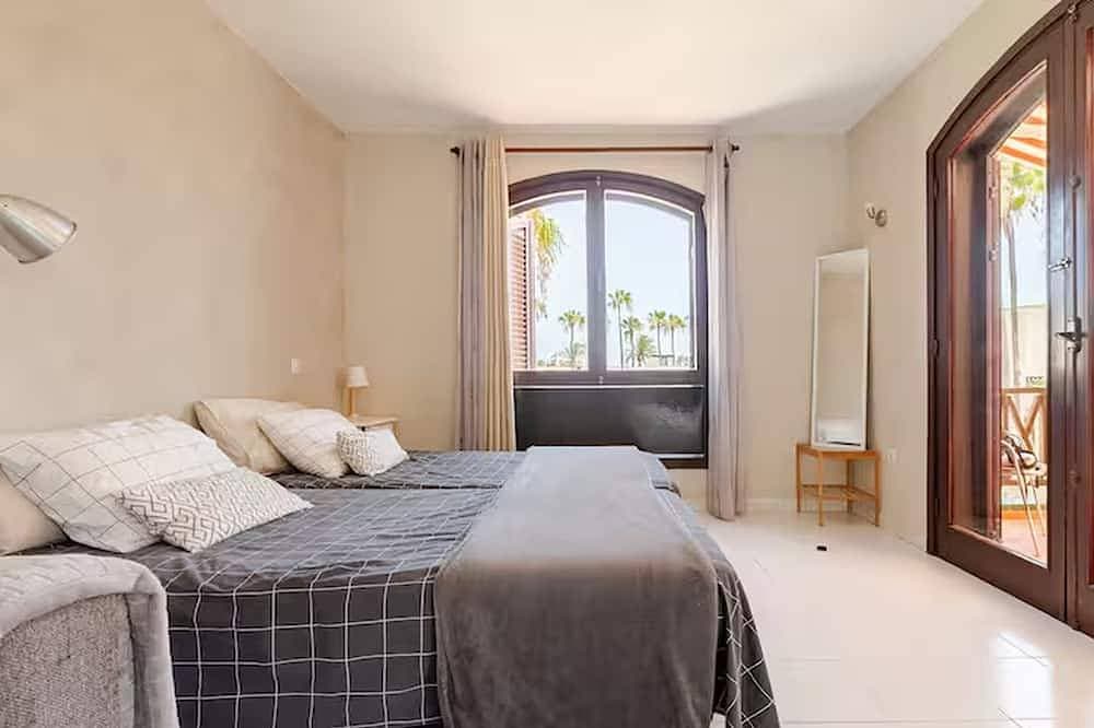Foto 4 von 23: Geräumiges, helles Studio mit Terrasse und Blick auf den Pool