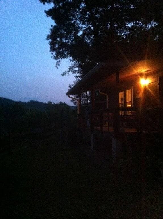 Foto 12 von 43: Gemütliche Hütte mit Blick auf Tuckaseegee Flusses Sylva, Nc 28779
