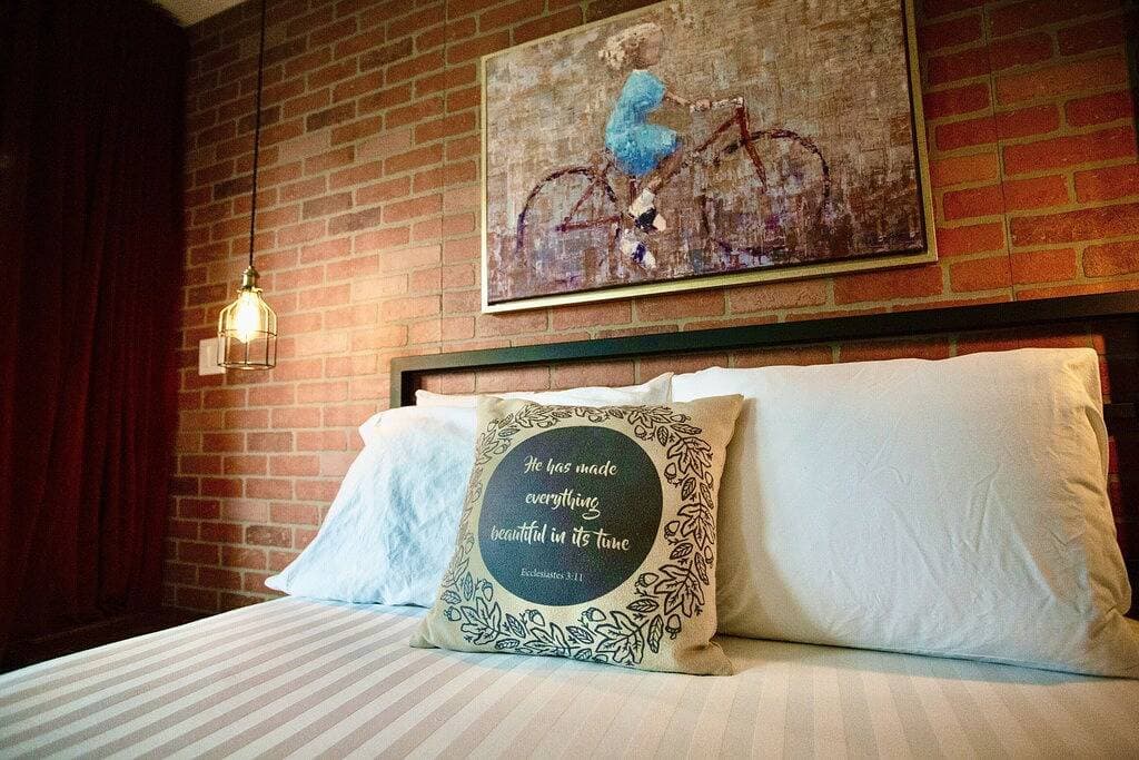 Foto 5 von 28: Charming & Inviting Railtown Suite - Walk Überall!