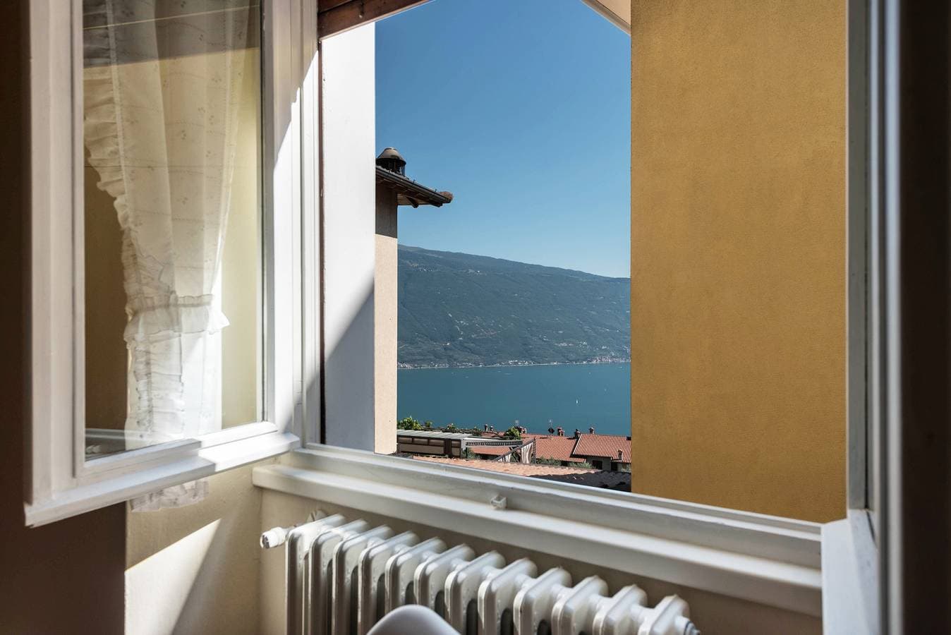 Foto 7 von 25: Ferienwohnung "Nonna Fina" mit Blick auf den See und die Berge, Gemeinschaftspool und WLAN