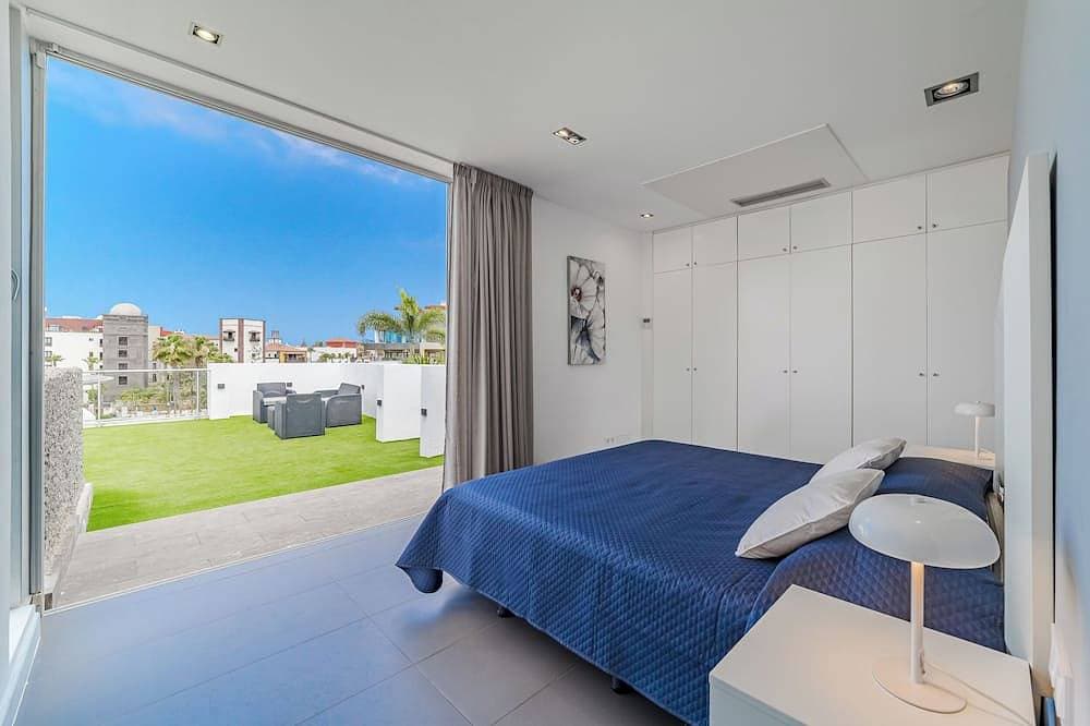 Foto 4 von 28: Moderne 5-Zimmer-Villa in El Duque, beheizter Pool, WLAN, nur 250 m vom Strand entfernt