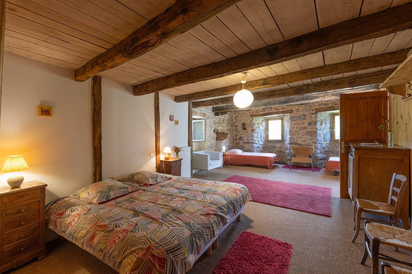 Foto 3 von 35: Zimmer 'La Ferme De Chalas - Coucoulude' mit Gemeinschaftspool, gemeinsamer Terrasse und WLAN