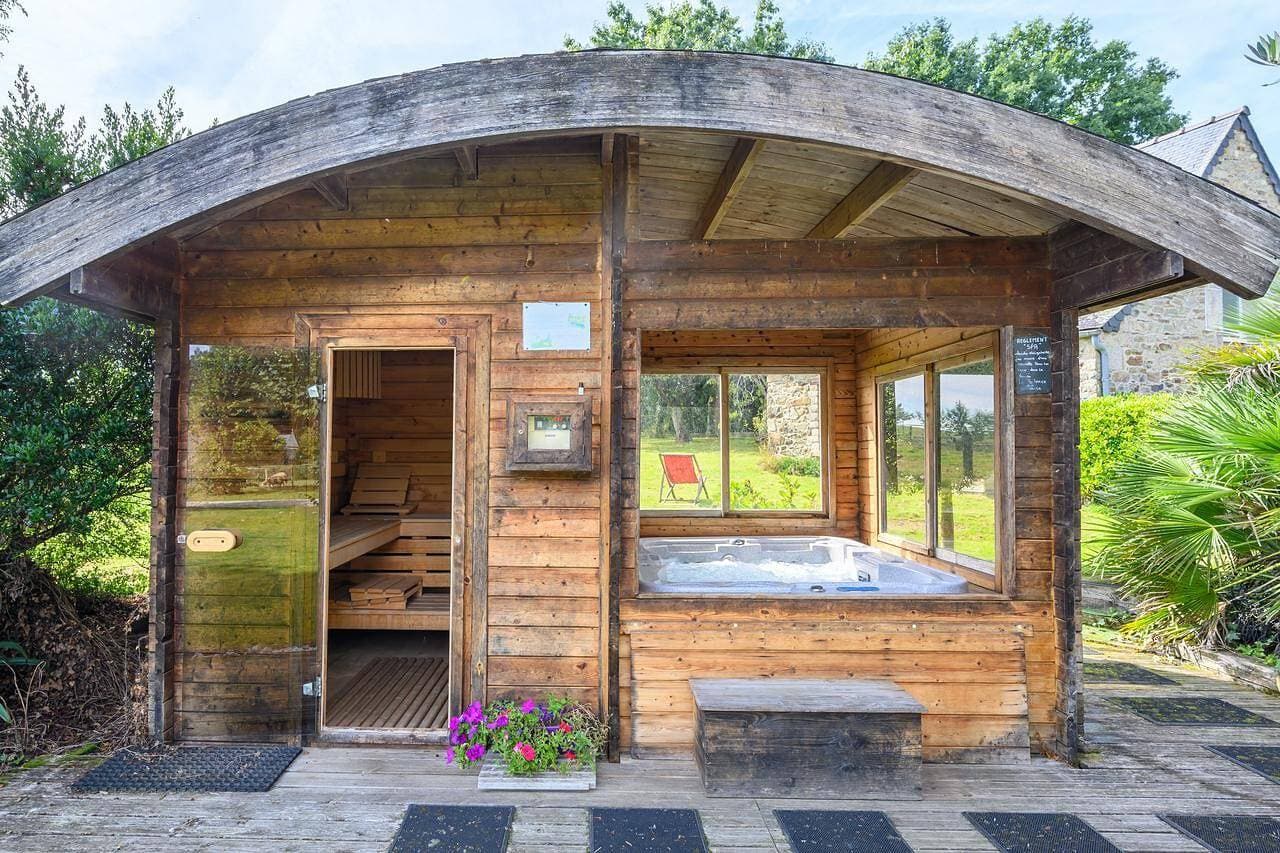 Foto 5 von 17: „Petite Maison & Wellnessbereich“ mit Whirlpool, WLAN, Terrasse & privatem Garten