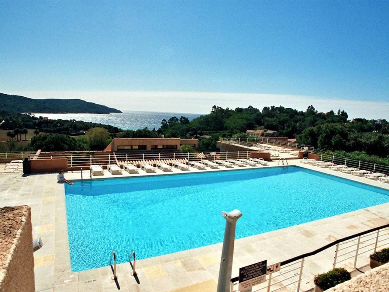 Apartment mit Pool und Terrasse 300m vom Strand 1