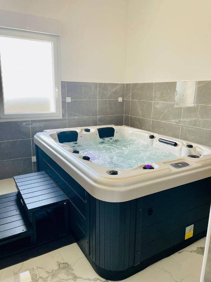 Jacuzzi privé 500m de la mer 1
