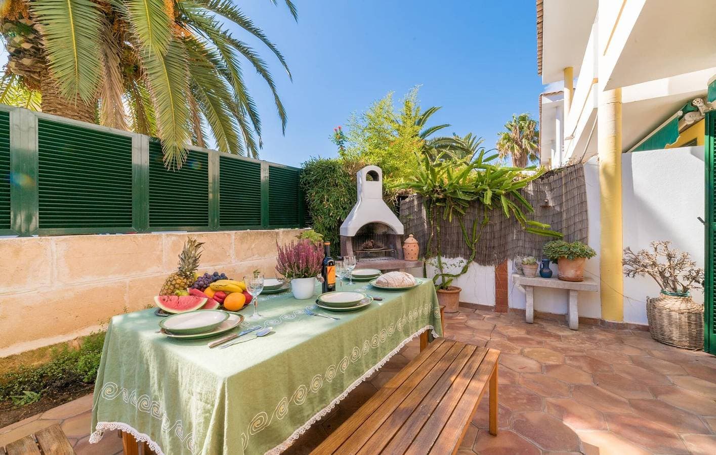 Foto 3 von 36: Gemütliches A/C Apartment mit Terrasse in der Nähe von Cala de n'Aladern Strand