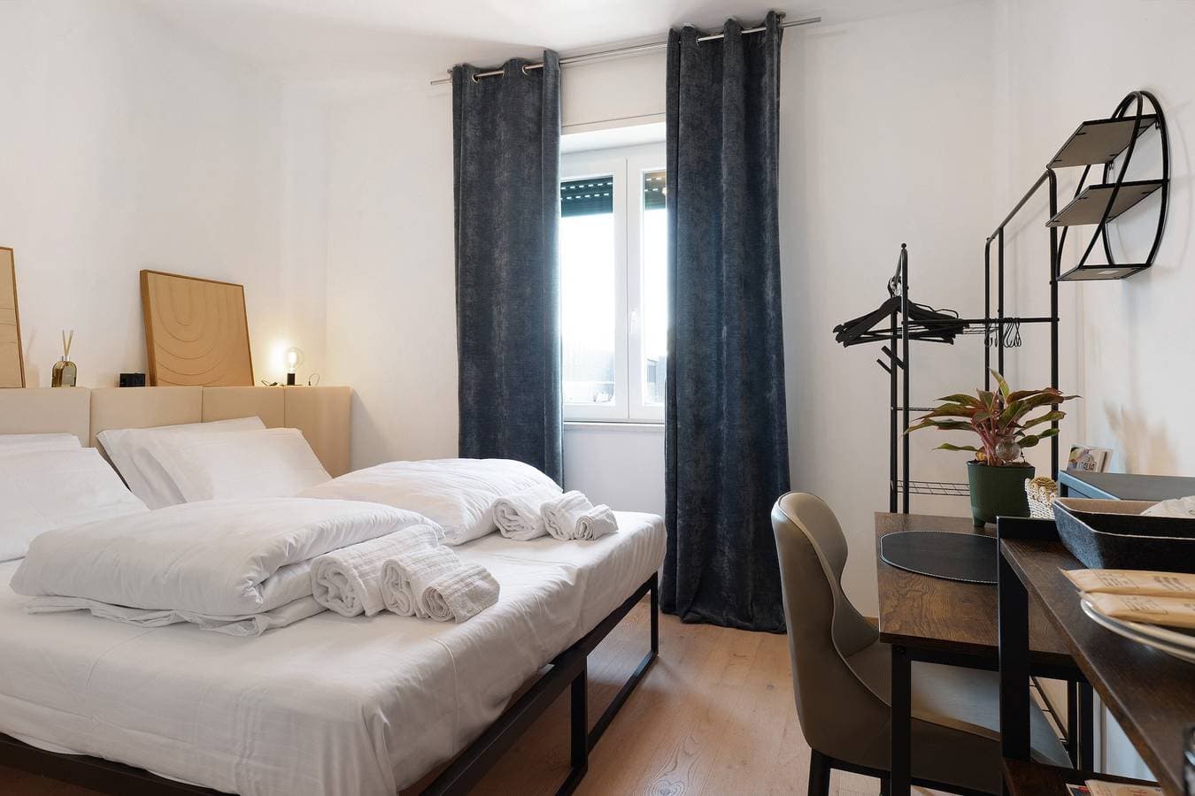 Foto 13 von 28: Suite Verona – WLAN & Klimaanlage, Helle Suite mit Ausblick