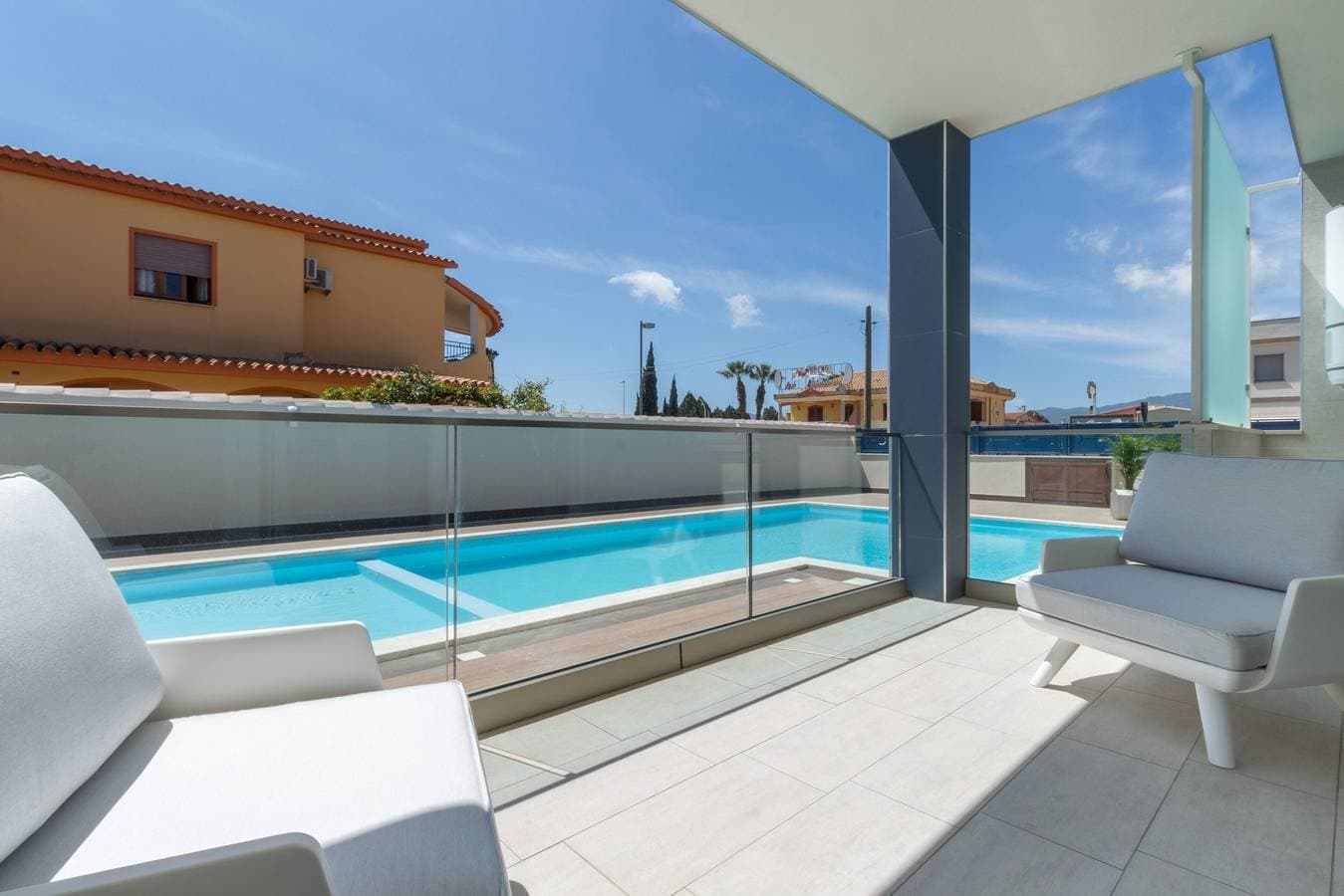Foto 12 von 18: Studio "Residenz Meridian Unità 3" in Strandnähe mit Bergblick, Pool & WLAN