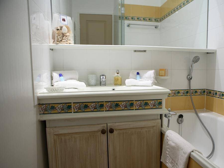 Foto 9 von 45: Pierre & Vacances Résidence Les Restanques du Golfe de Saint-Tropez - Wohnung 4 personen - - 1 Schlafalkoven - Terrasse oder Balkon
