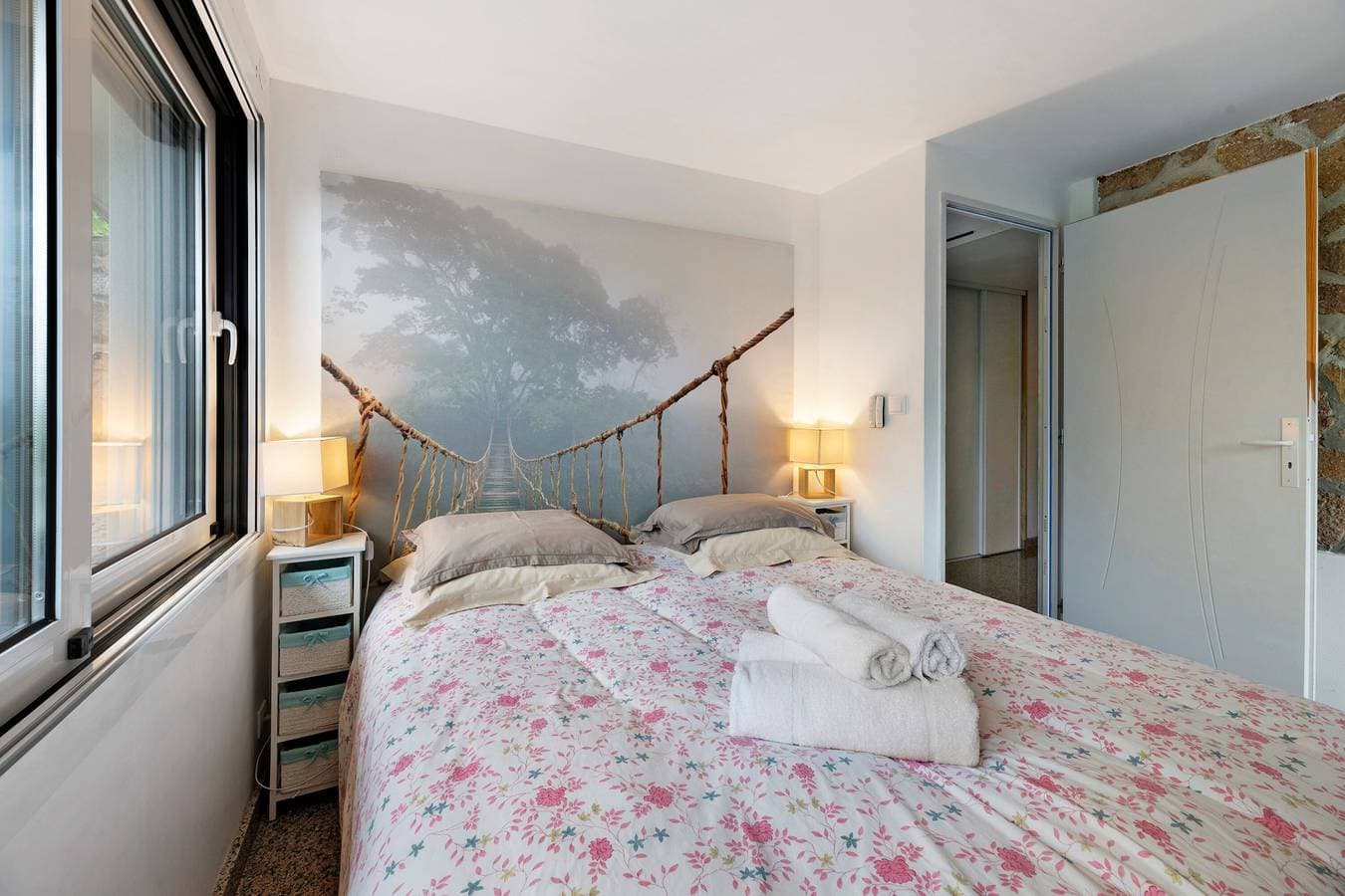 Foto 3 von 37: Gästezimmer „La Chambre Iris“ mit Pool, gemeinsamem Garten und WLAN