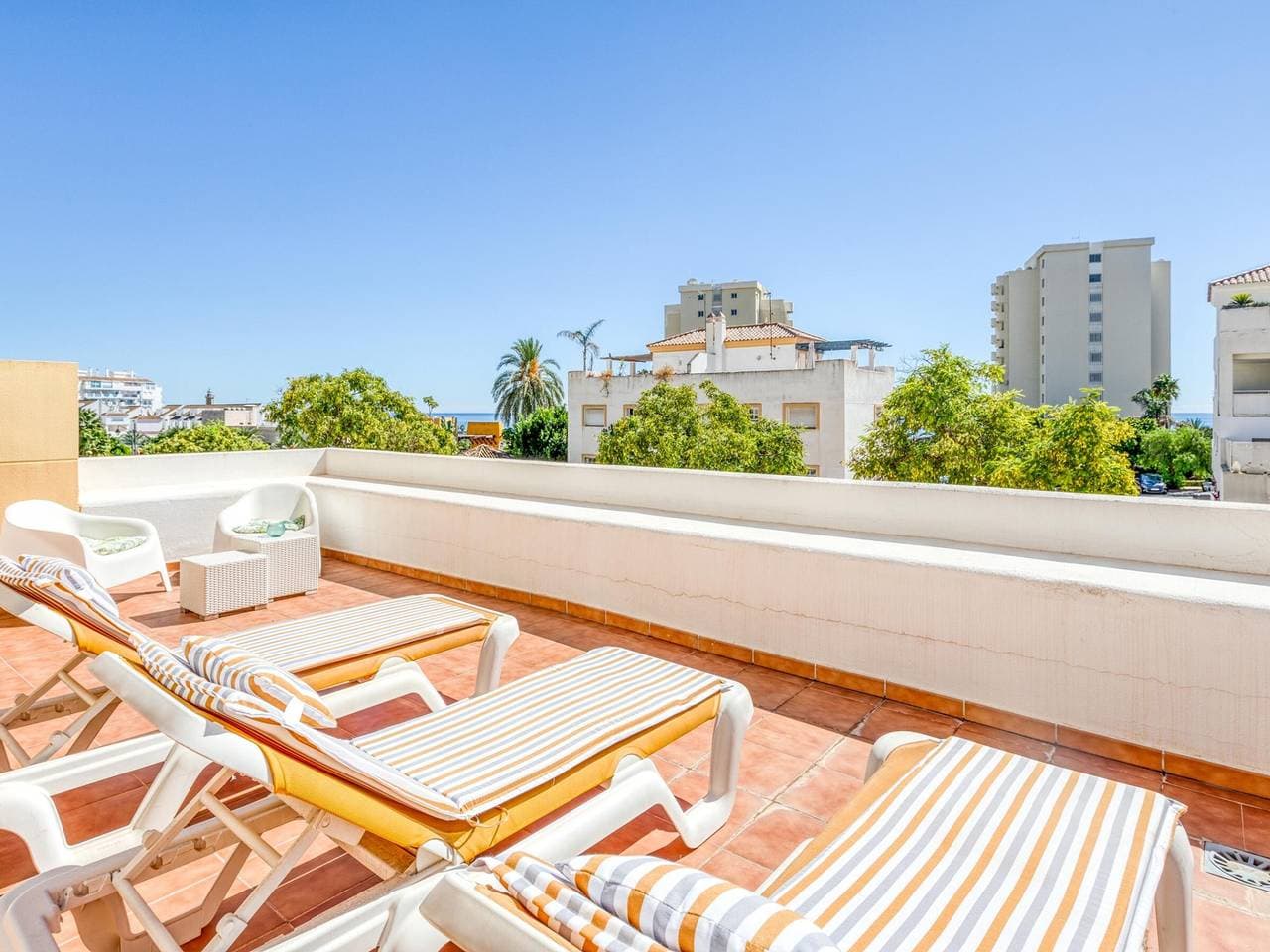 Foto 6 von 25: Moderner Komfort in Estepona: Terrasse, Pools, Klimaanlage und WLAN