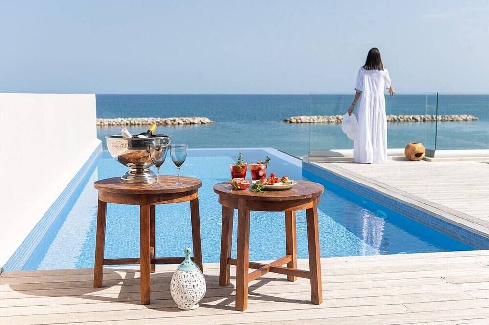 Foto 13 von 30: Celestine, beach front villa with roof top pool and spectacular views.
