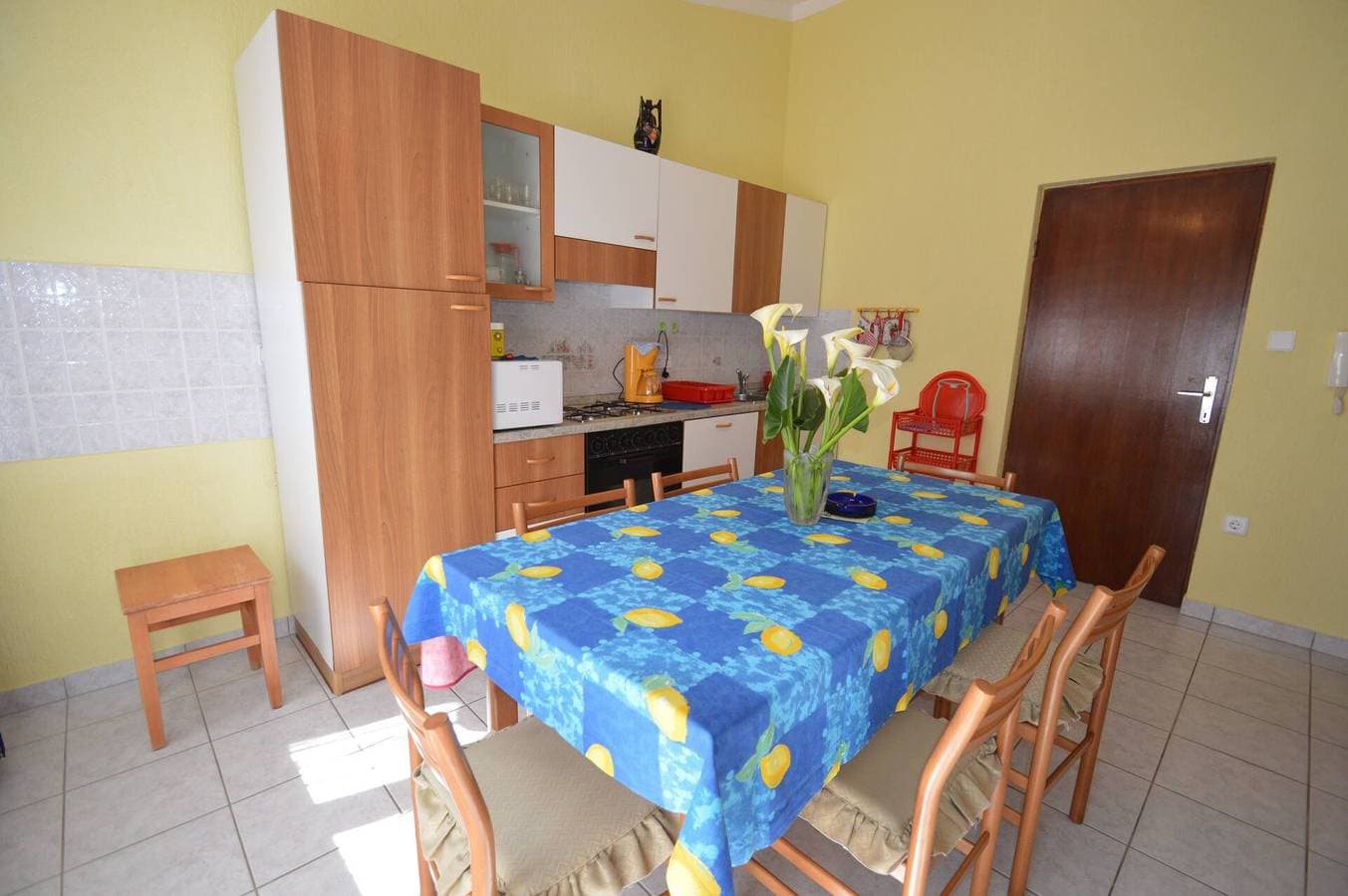 Foto 10 von 16: Apartment Franka 1, Wohnfläche 84 m2. Es verfügt über zwei Schlafzimmer, ein Badezimmer mit Badewanne, ein Wohnzimmer, ein Esszimmer und eine Küche. Das Apartment verfügt über eine große Terrasse und einen privaten Parkplatz.