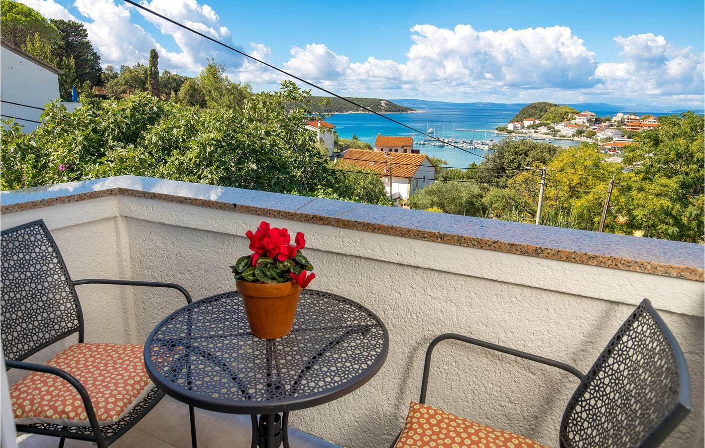 Foto 5 von 31: Gemütliche Ferienwohnung mit Meerblick und Terrasse, in der Nähe von Skipper Pizza