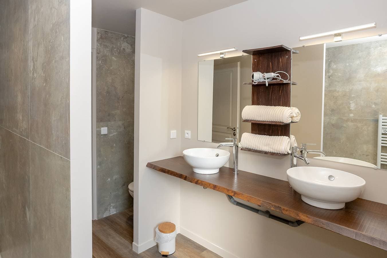 Foto 8 von 14: Appartement 'La Maison Du Soyeux Ga' mit privater Terrasse, WLAN und Klimaanlage