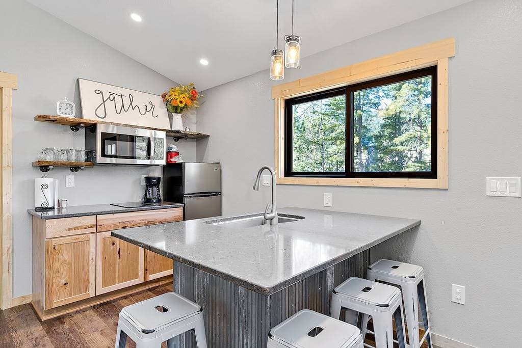 Foto 10 von 16: Modern rustic design with upscale finishes and 2 bedrooms.