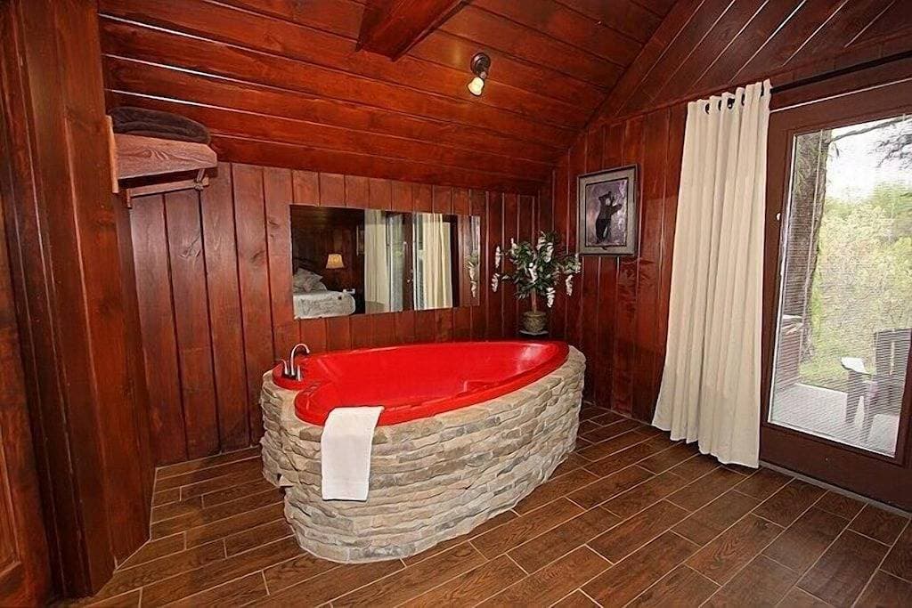 Foto 12 von 16: Über $ 700 in Gratis-Tickets, Herz-Whirlpool, Whirlpool, Kingsize-Bett, Internet, 5 Minuten zum Aquarium