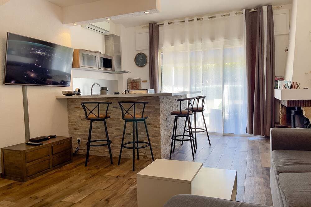 Appartement Maenat-Apartment-Eigenes Badezimmer-Gartenblick 1